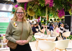 Monique Tummers van Bloemen Bureau Holland in de stand die zij samen met collega's had ontworpen en ingericht.